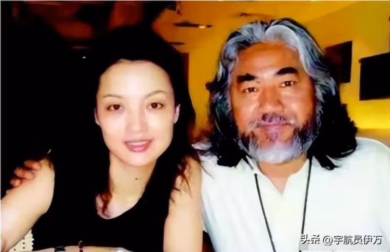 為娶小31歲女友，拋棄相伴28年妻子，如今73歲生三胎卻飽受爭議
