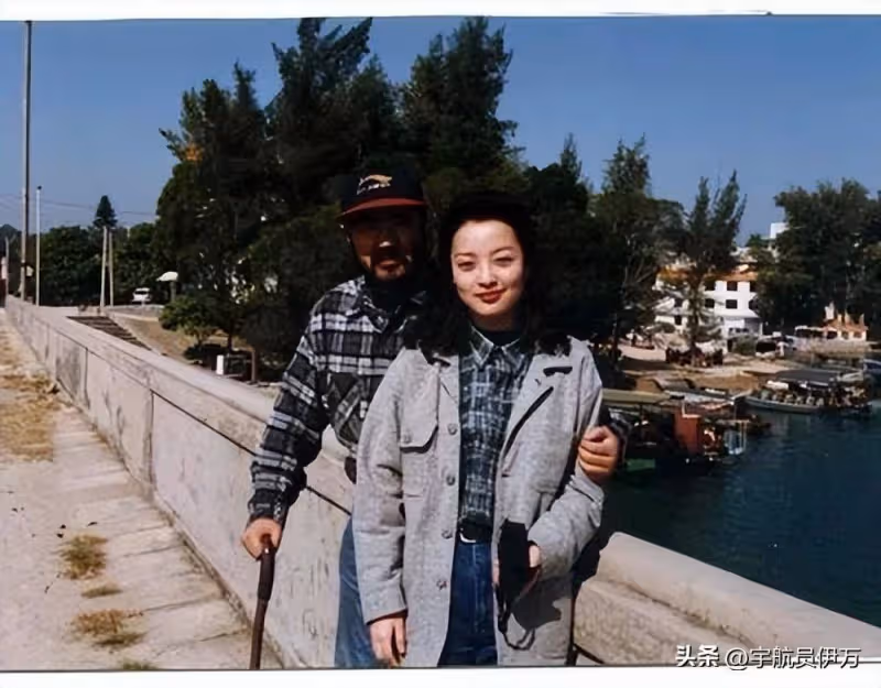 為娶小31歲女友，拋棄相伴28年妻子，如今73歲生三胎卻飽受爭議
