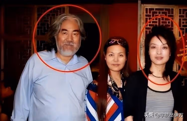 為娶小31歲女友,拋棄相伴28年妻子,如今73歲生三胎卻飽受爭議