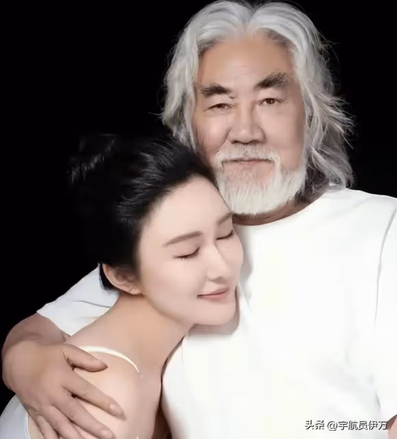為娶小31歲女友,拋棄相伴28年妻子,如今73歲生三胎卻飽受爭議