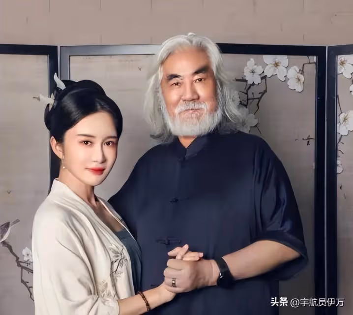 為娶小31歲女友,拋棄相伴28年妻子,如今73歲生三胎卻飽受爭議