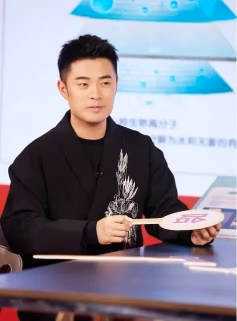 震驚!騰格爾竟是玲花表叔?揭秘娛樂圈6對意想不到的明星親戚