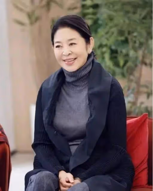震驚!騰格爾竟是玲花表叔?揭秘娛樂圈6對意想不到的明星親戚