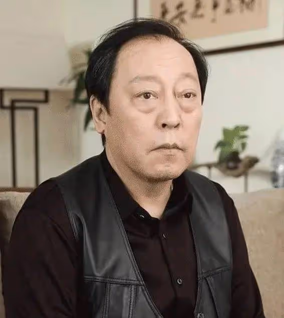 震驚!騰格爾竟是玲花表叔?揭秘娛樂圈6對意想不到的明星親戚
