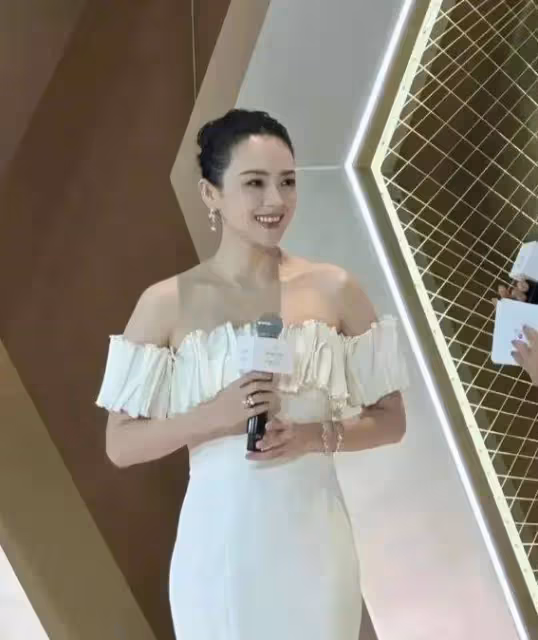 章子怡離婚後驚艷蛻變!45歲逆齡美貌背後的3個秘密