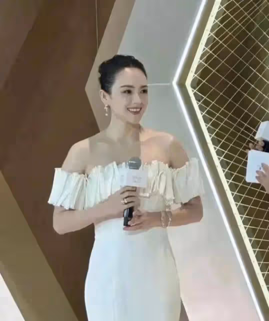章子怡離婚後驚艷蛻變！45歲逆齡美貌背後的3個秘密