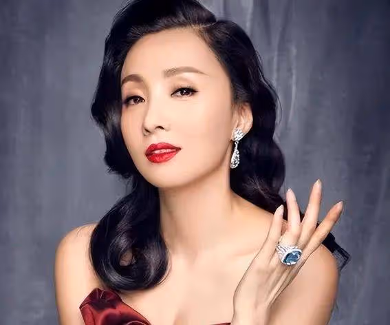 昔日小龍女今何在?53歲陶虹近照曝光,網友驚呼:這還是她嗎?