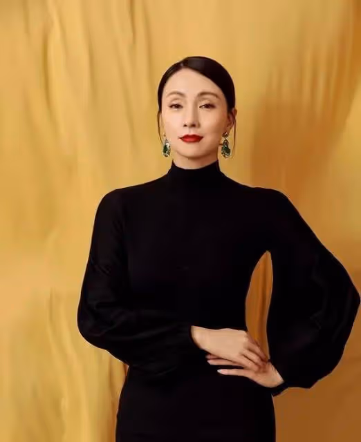 昔日小龍女今何在?53歲陶虹近照曝光,網友驚呼:這還是她嗎?
