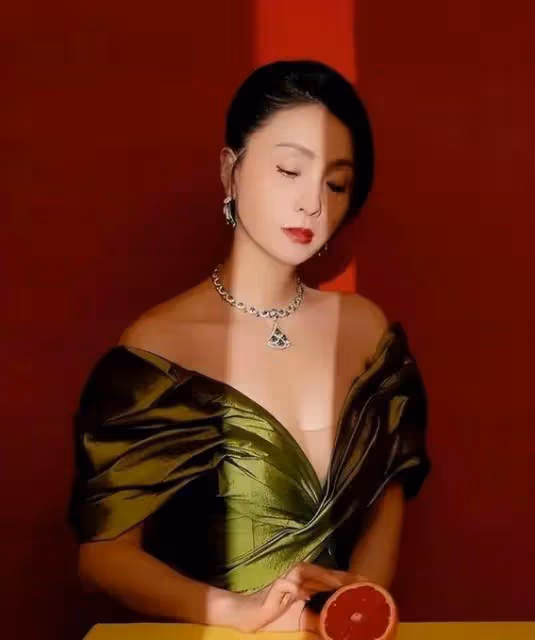 昔日小龍女今何在?53歲陶虹近照曝光,網友驚呼:這還是她嗎?