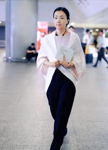 昔日小龍女今何在?53歲陶虹近照曝光,網友驚呼:這還是她嗎?