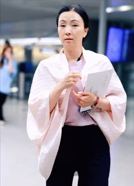 昔日小龍女今何在?53歲陶虹近照曝光,網友驚呼:這還是她嗎?