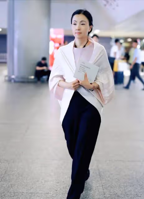 昔日小龍女今何在?53歲陶虹近照曝光,網友驚呼:這還是她嗎?