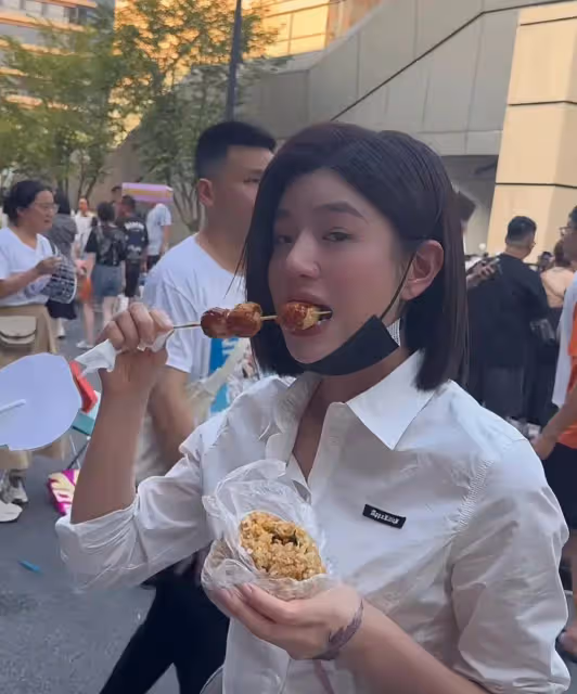 陳妍希曬看劉德華演唱會vlog,全程開心跟唱卻有用力過猛的開心感