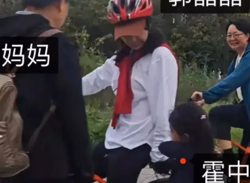 郭晶晶全家雲南避暑,霍啟剛大肚腩發福明顯,朱玲玲罕見陪同