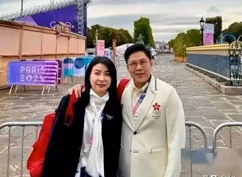 郭晶晶全家雲南避暑,霍啟剛大肚腩發福明顯,朱玲玲罕見陪同