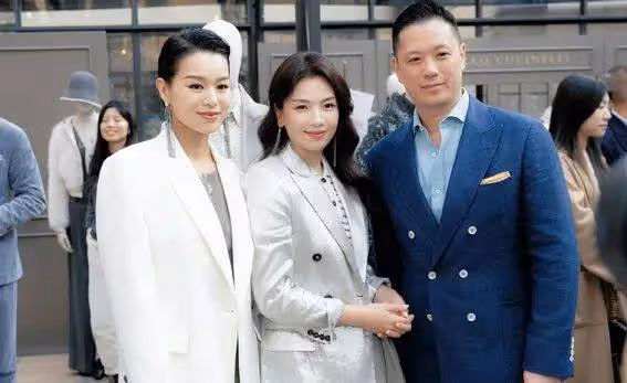 46歲劉濤現身機場曲線窈窕 ,少女范兒足 肌膚水嫩氣色絕佳蘋果肌抗老絕技獲贊
