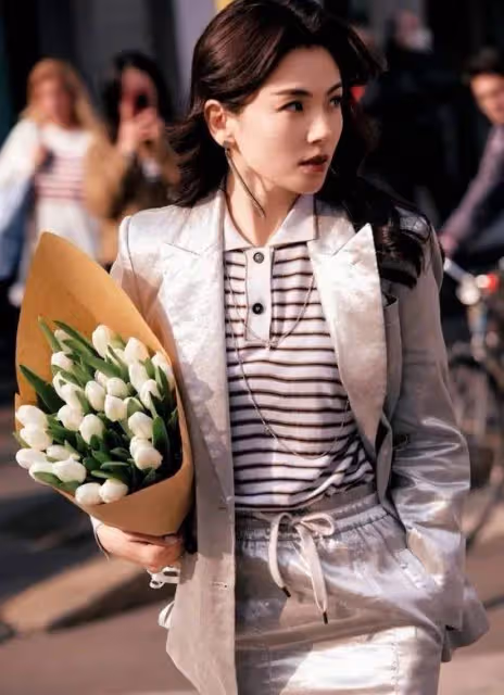 46歲劉濤現身機場曲線窈窕 ,少女范兒足 肌膚水嫩氣色絕佳蘋果肌抗老絕技獲贊