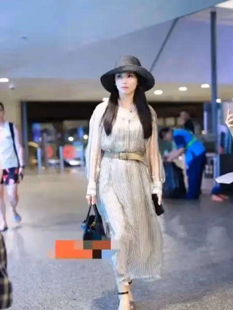 46歲劉濤現身機場曲線窈窕 ,少女范兒足 肌膚水嫩氣色絕佳蘋果肌抗老絕技獲贊
