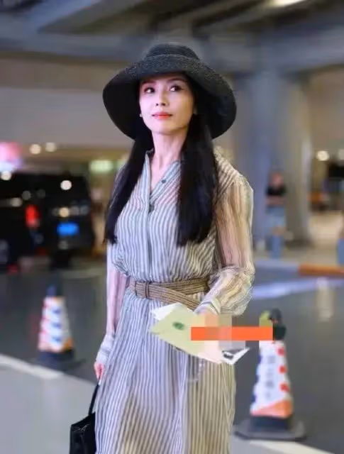 46歲劉濤現身機場曲線窈窕 ,少女范兒足 肌膚水嫩氣色絕佳蘋果肌抗老絕技獲贊