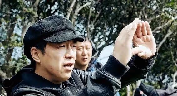 50歲王迅難看風波背後:昔日黃渤搭檔,如今淪為全網笑柄?