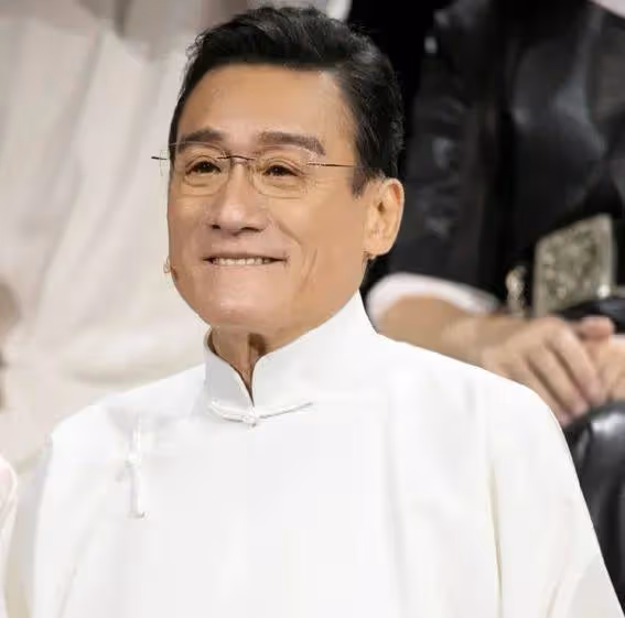 65歲梁家輝全家福曝光:雙胞胎女兒美艷動人,妻子容顏老去,這才是真愛的模樣