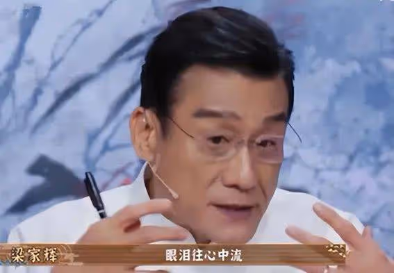 65歲梁家輝全家福曝光:雙胞胎女兒美艷動人,妻子容顏老去,這才是真愛的模樣