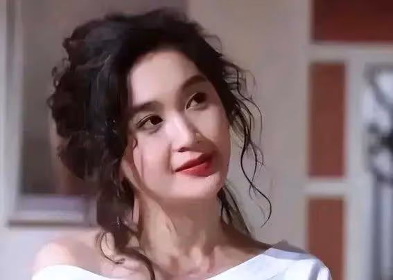58歲溫碧霞露背秀贅肉：年齡不是羈絆，自信才是真美麗