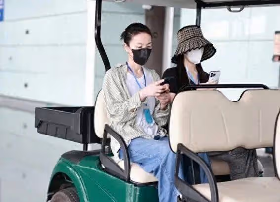 54歲天后王菲機場街拍肌膚緊緻如少女!狀態油然而生年華永駐秘訣曝光