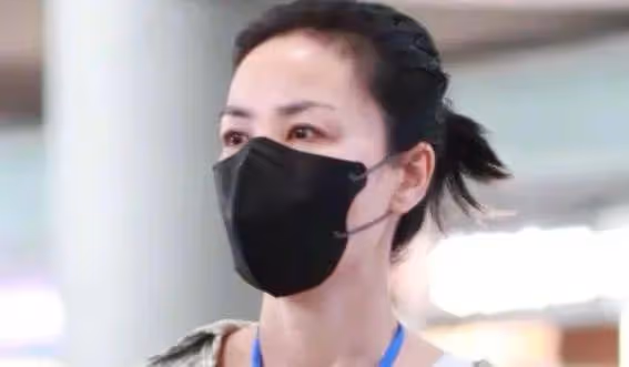54歲天后王菲機場街拍肌膚緊緻如少女!狀態油然而生年華永駐秘訣曝光