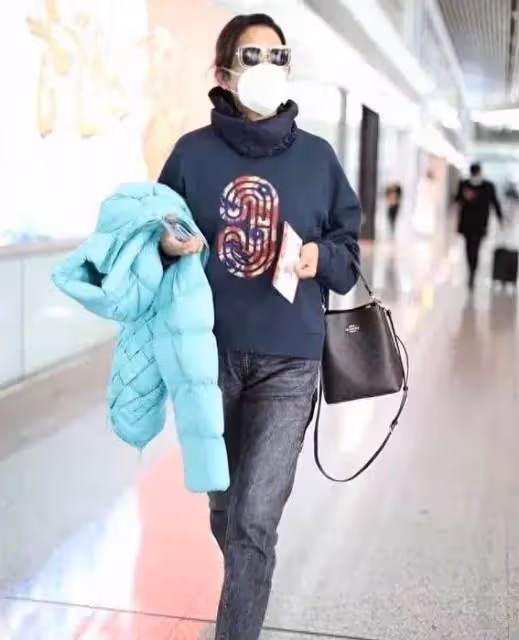 65歲倪萍醫美後曲線動人綻放夕陽魅力,新中式Look詮釋東方優雅與時尚完美融合
