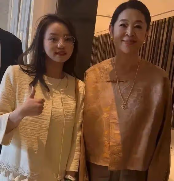 65歲倪萍醫美後曲線動人綻放夕陽魅力,新中式Look詮釋東方優雅與時尚完美融合