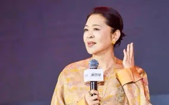 65歲倪萍醫美後曲線動人綻放夕陽魅力,新中式Look詮釋東方優雅與時尚完美融合