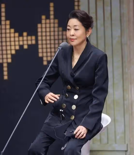 65歲倪萍醫美後曲線動人綻放夕陽魅力,新中式Look詮釋東方優雅與時尚完美融合