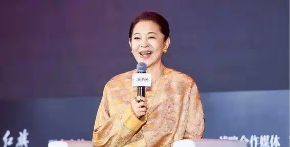 65歲倪萍醫美後曲線動人綻放夕陽魅力,新中式Look詮釋東方優雅與時尚完美融合