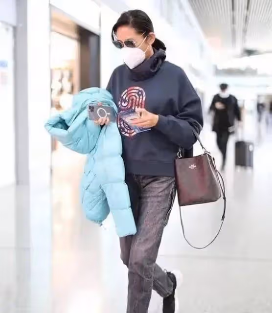 65歲倪萍醫美後曲線動人綻放夕陽魅力,新中式Look詮釋東方優雅與時尚完美融合