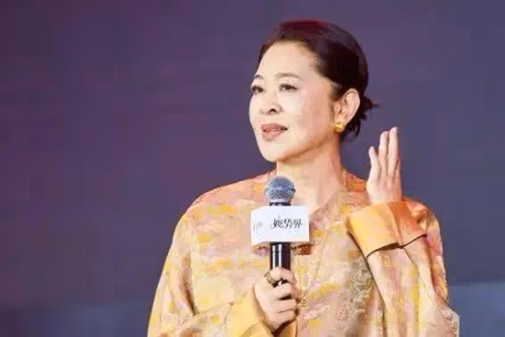65歲倪萍醫美後曲線動人綻放夕陽魅力,新中式Look詮釋東方優雅與時尚完美融合