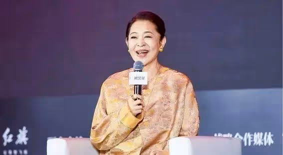 65歲倪萍醫美後曲線動人綻放夕陽魅力,新中式Look詮釋東方優雅與時尚完美融合