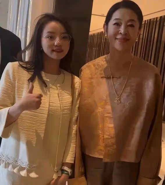 65歲倪萍醫美後曲線動人綻放夕陽魅力,新中式Look詮釋東方優雅與時尚完美融合