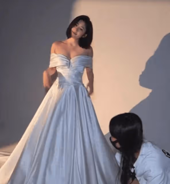 野心暴露!黃一鳴主動拍單人婚紗照,這是要逼王思聰迎娶她嗎?