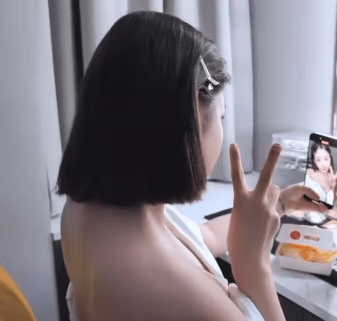 野心暴露!黃一鳴主動拍單人婚紗照,這是要逼王思聰迎娶她嗎?