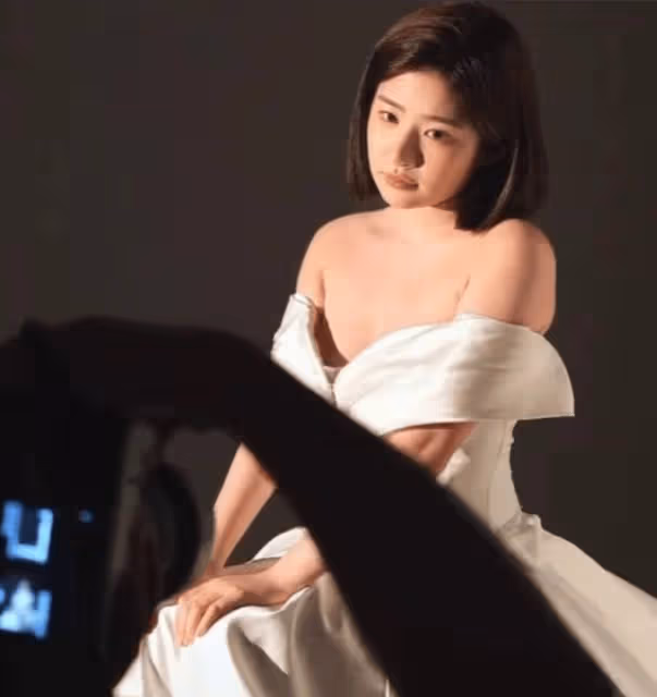 野心暴露!黃一鳴主動拍單人婚紗照,這是要逼王思聰迎娶她嗎?