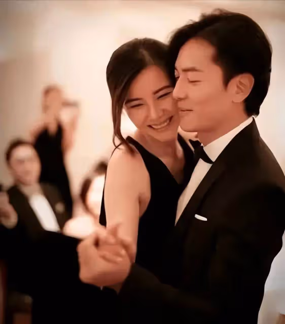 鄭伊健夫婦回香港被偶遇,疑為躲避地震,蒙嘉慧「回眸一笑」被指像犀利哥