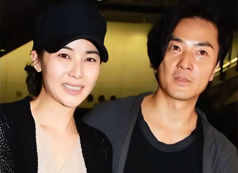 鄭伊健夫婦回香港被偶遇,疑為躲避地震,蒙嘉慧「回眸一笑」被指像犀利哥