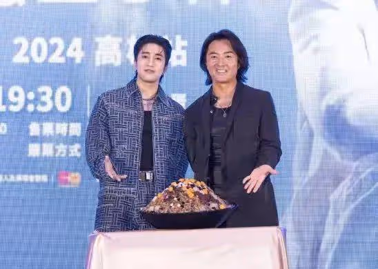 鄭伊健夫婦回香港被偶遇,疑為躲避地震,蒙嘉慧「回眸一笑」被指像犀利哥
