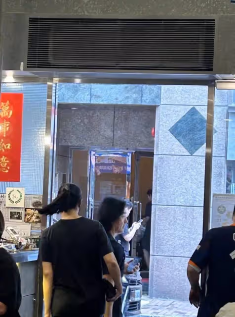鄭伊健夫婦回香港被偶遇,疑為躲避地震,蒙嘉慧「回眸一笑」被指像犀利哥