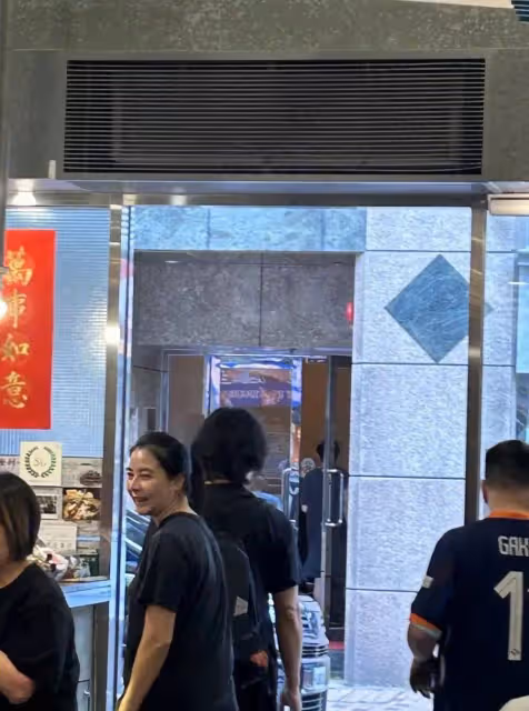 鄭伊健夫婦回香港被偶遇,疑為躲避地震,蒙嘉慧「回眸一笑」被指像犀利哥