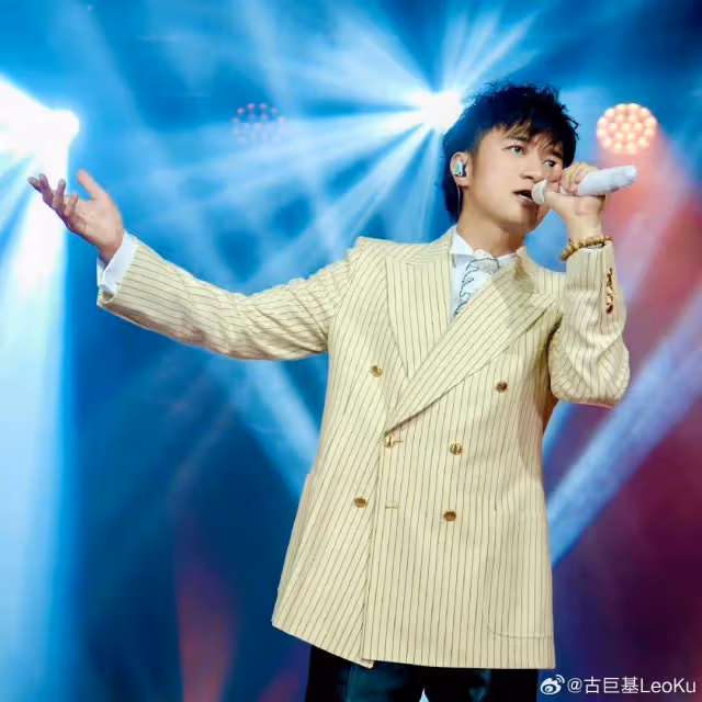 港星古巨基獲兒子慶生!收驚喜大禮開心不已,兩父子長相太相似