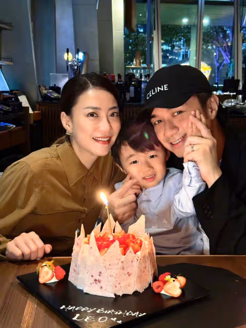 港星古巨基獲兒子慶生!收驚喜大禮開心不已,兩父子長相太相似