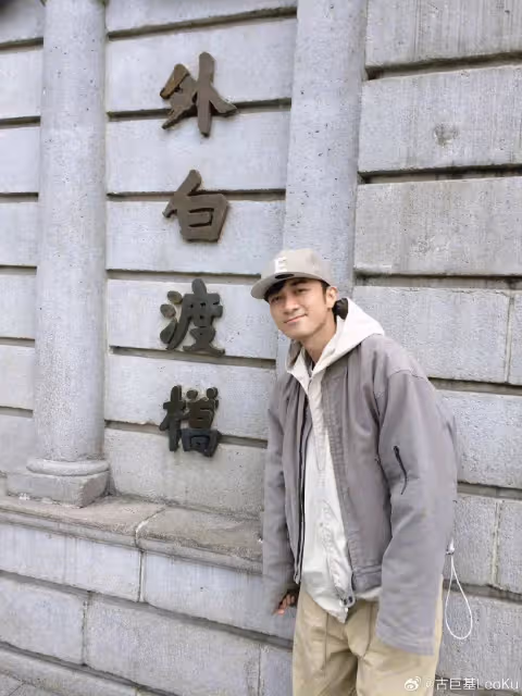 港星古巨基獲兒子慶生！收驚喜大禮開心不已，兩父子長相太相似