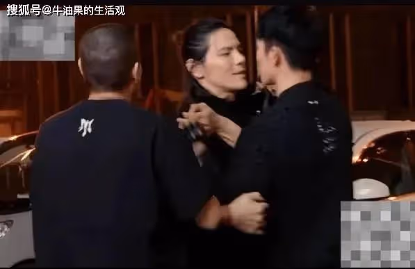 披哥：向佐被淘汰惹哭林志玲老公，年入22億的李佳琦被質疑